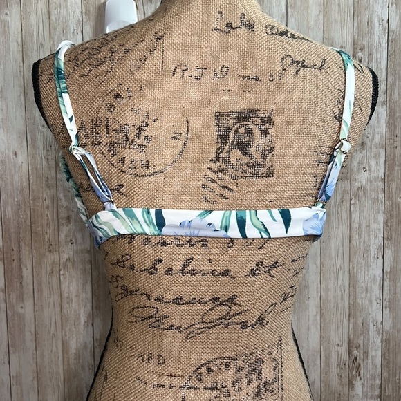 Hollister Floral Tie Front Bikini Top - Picture 2 of 4